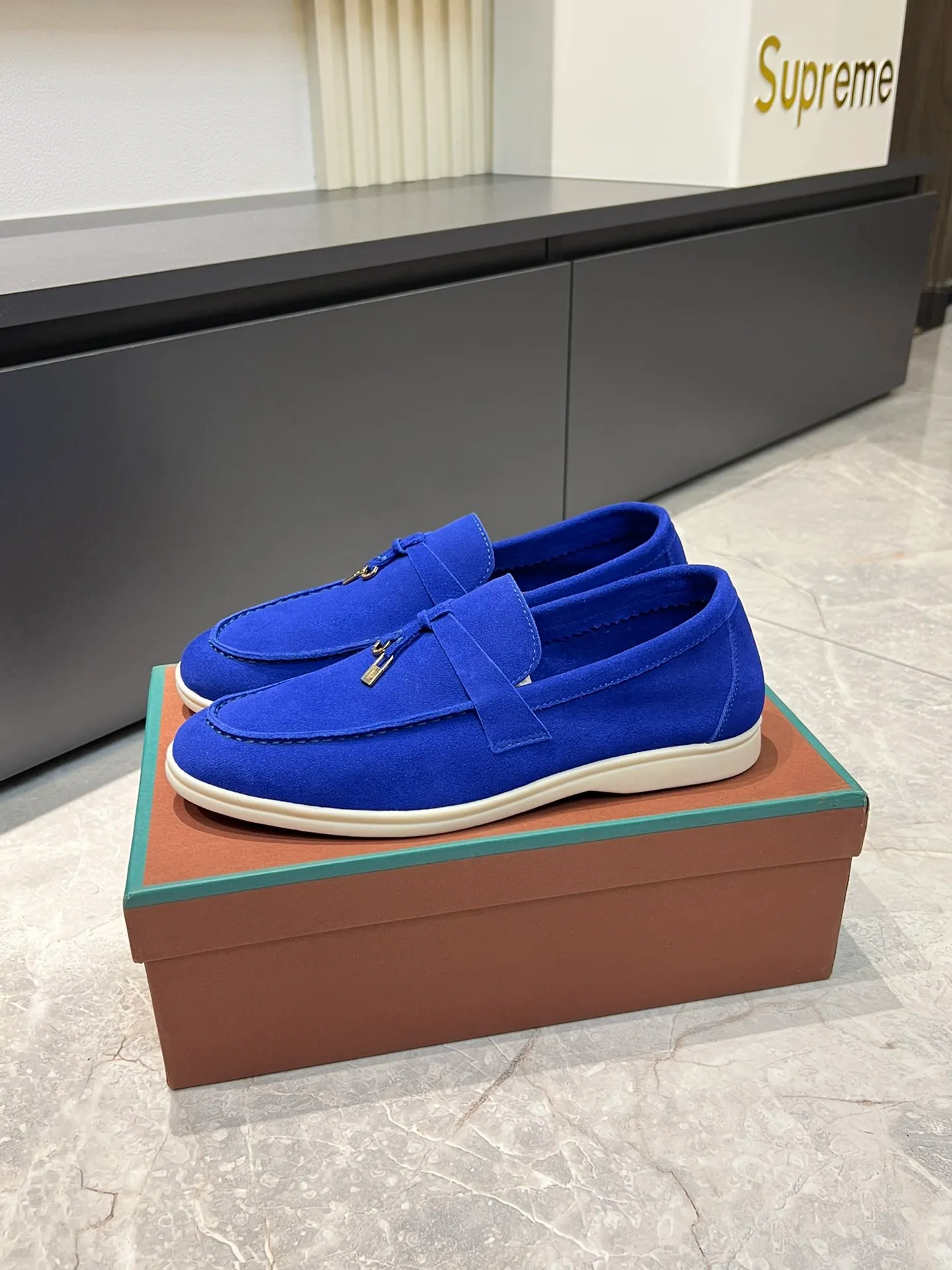 Men's shoes 💰p360 "Loro men's shoes 💰pian'*" Classic L men's shoes for couples 💰p Top version British flat loafers, a must-have item in old money style, the minimalist design is eye-catching and durable, a plus point for dressing The soft foot feel and texture are outstanding. They don’t scratch your feet and are very nice. They are matched with soft and waxy soles. They can be worn daily for a long time without getting tired. They are easy to wear, versatile and classic items, with perfect foot feel and texture! Imported cashmere fabric, the lining is made of imported A-grade water-dyed cow lining, the top version of the genuine leather midsole is sewn with pure handmade mark thread! Size: Female 35-40 (34. Customized) Male 38-44 (45.46. Customized)